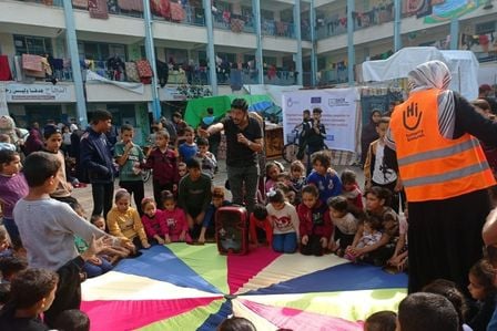 Scharen von Kindern in Gaza nehmen an einem Spiel zur Ablenkung vom Krieg teil