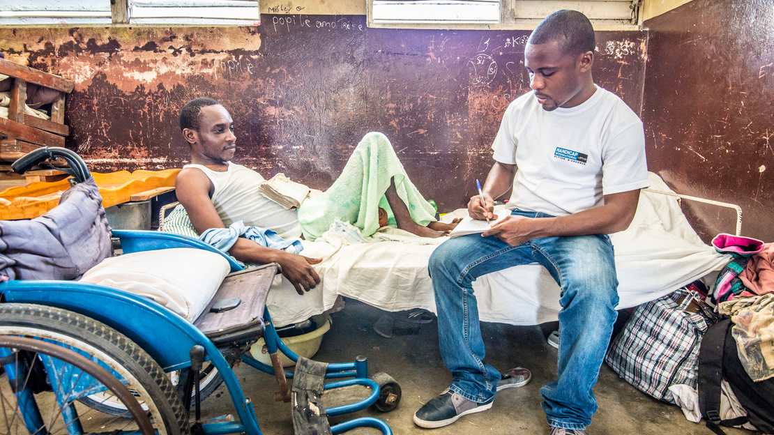 Jonas aus Haiti ist auf seinen Rollstuhl angewiesen und bekommt medizinische Versorgung von HI