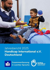 Cover Jahresbericht. Ein Physiotherapeut spielt Ball mit einem kleinen Jungen auf einem Bett