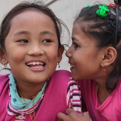 Zwei lachende Mädchen