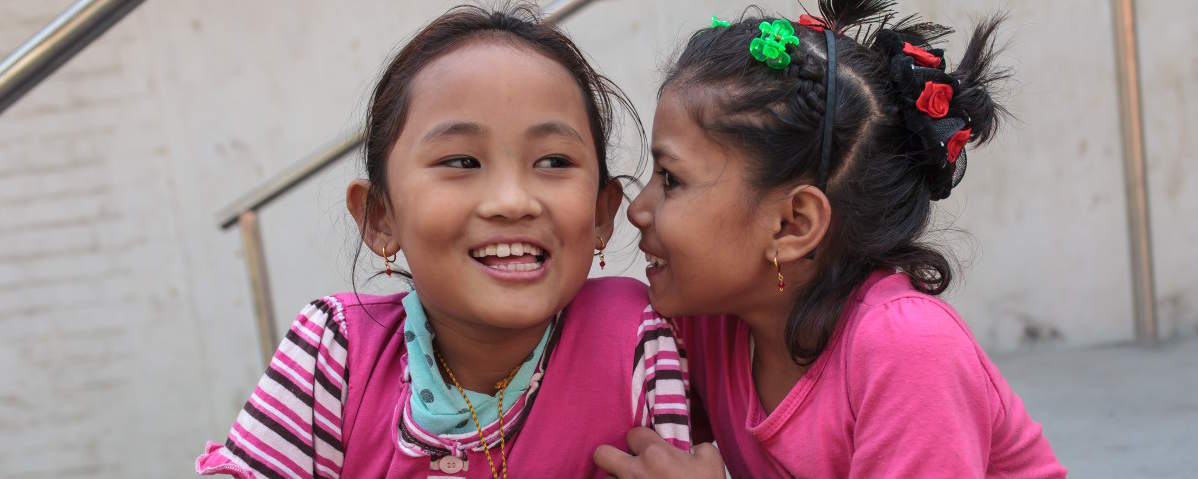 Zwei lachende Mädchen