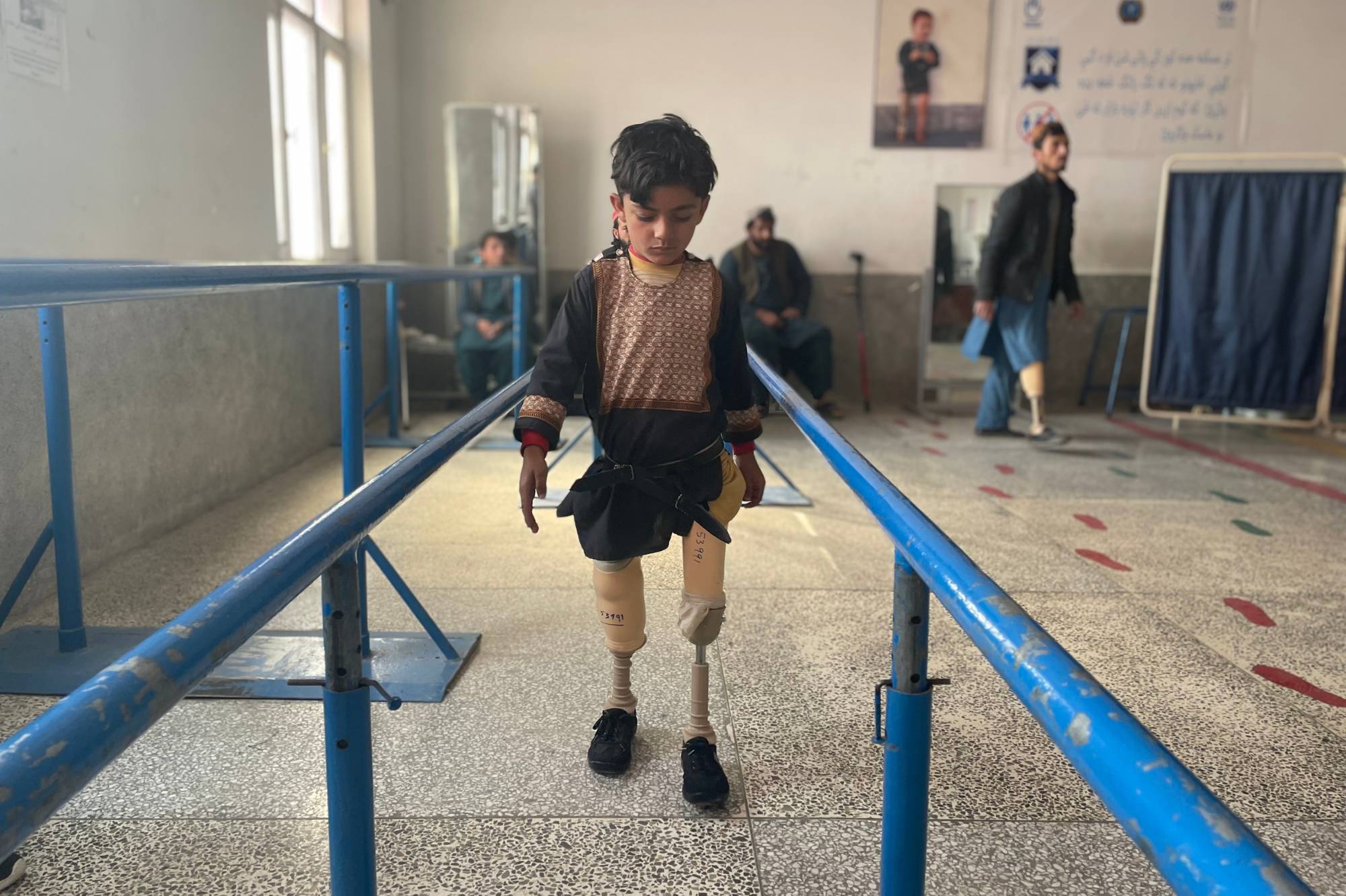 Imran (ein Junge aus Afghanistan) übt gehen mit seinen Beinprothesen im Reha-Zentrum in Kandahar.