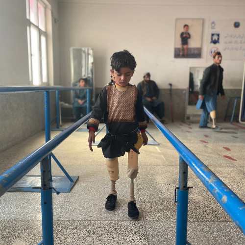 Imran (ein Junge aus Afghanistan) übt gehen mit seinen Beinprothesen im Reha-Zentrum in Kandahar.