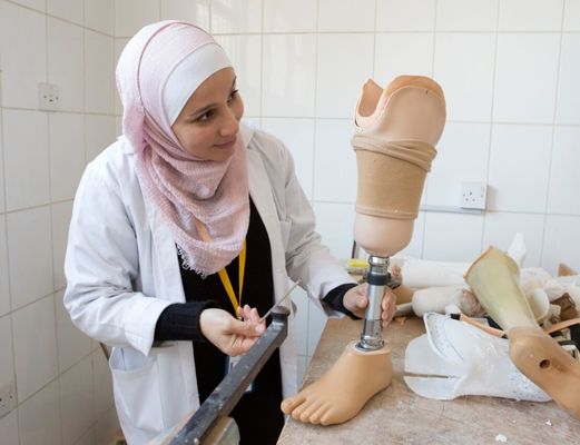 Ein Orthopädietechnikerin mit einer Beinprothese. © O. van den Broeck/HI