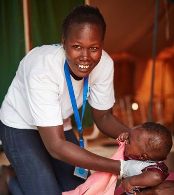 Grace aus Kenia behandelt ein Baby mit Physiotherapie