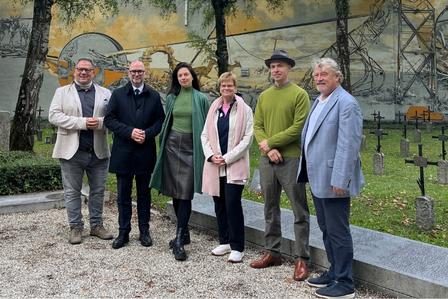 Eine Gruppe Menschen stehen vor dem Braunschweiger Graffiti.