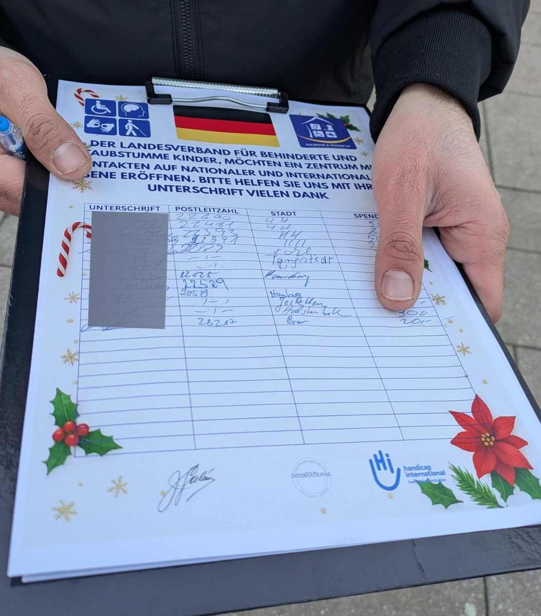 Foto von Händen von einem falschen Spendensammler und seinem angeblichen Spendenzettel mit Unterschriften. 