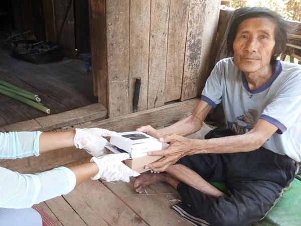 Ein Mann aus Myanmar erhält ein Telefon, damit er seine Reha-Maßnahmen auch unter Anleitung zuhause durchführen kann