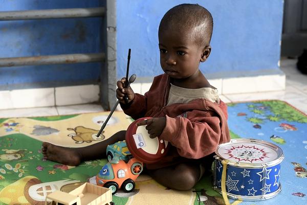 Ein kleiner Junge spielt mit einer Spielzeugtrommel