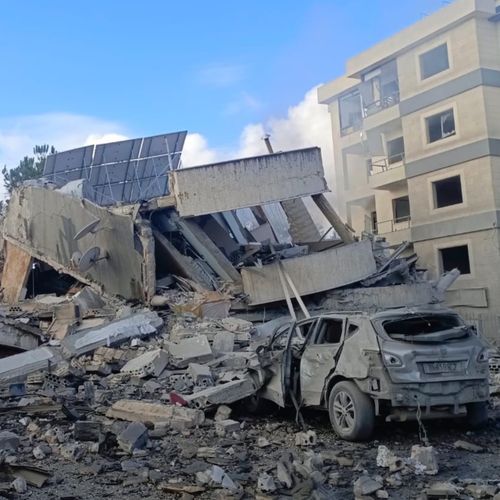 Ein zerstörtes Auto liegt unter einem eingestürzten Gebäude