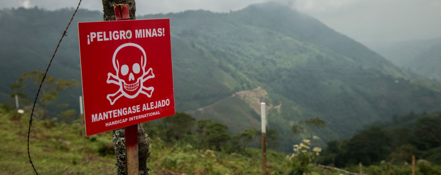 Warnschild vor Minen in Berglandschaft