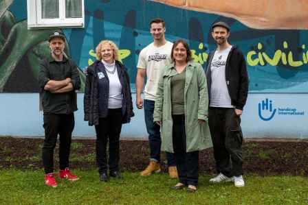 Der Künstler AKUT, die Bunten, Bürgermeisterin Martina Wild und Eva Maria Fischer vor dem Mural in der Schertlinstraße 8 im Augsburger Stadtteil Antonsviertel.