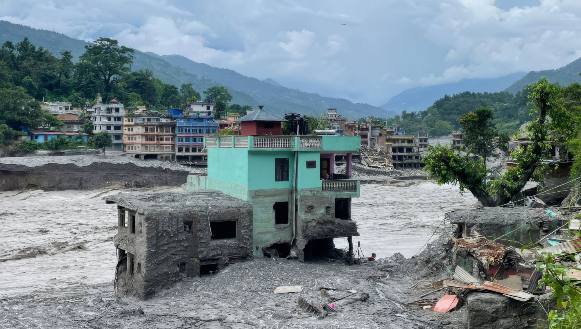 Zerstörungen und Überschwemmungen in Nepal