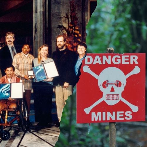 Preisverleihung des Friedensnobelpreis 1997 an u.a. Handicap International. Daneben ein aktuelles Minen-Warnschild