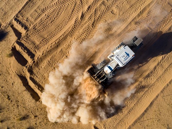 Entminungsmaschine fährt durch die Wüste im Tschad
