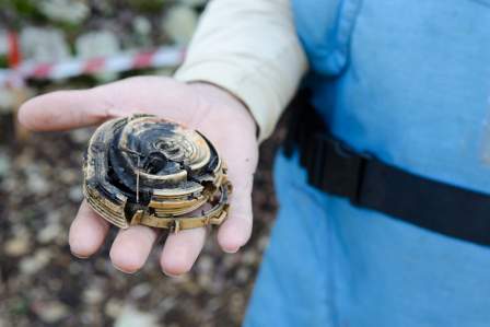 Eine Entminerin zeigt eine entschärfte Landmine auf ihrer Handfläche.