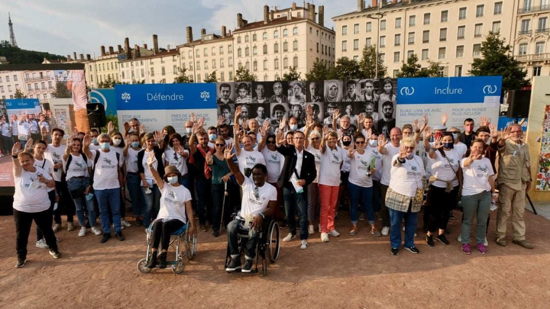 Ehrenamtliche bei der Schuh-Pyramide in Lyon im September 2021
