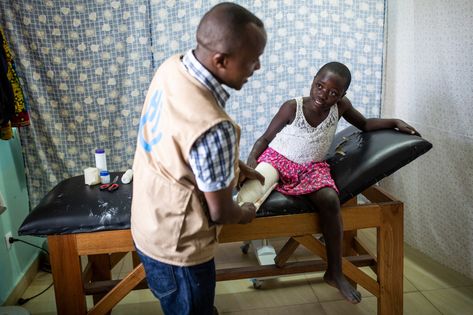 Kelvine aus der Demokratischen Republik Kongo in Behandlung bei einem Physiotherapeuten von Handicap International. Ihr fehlt ein Bein.
