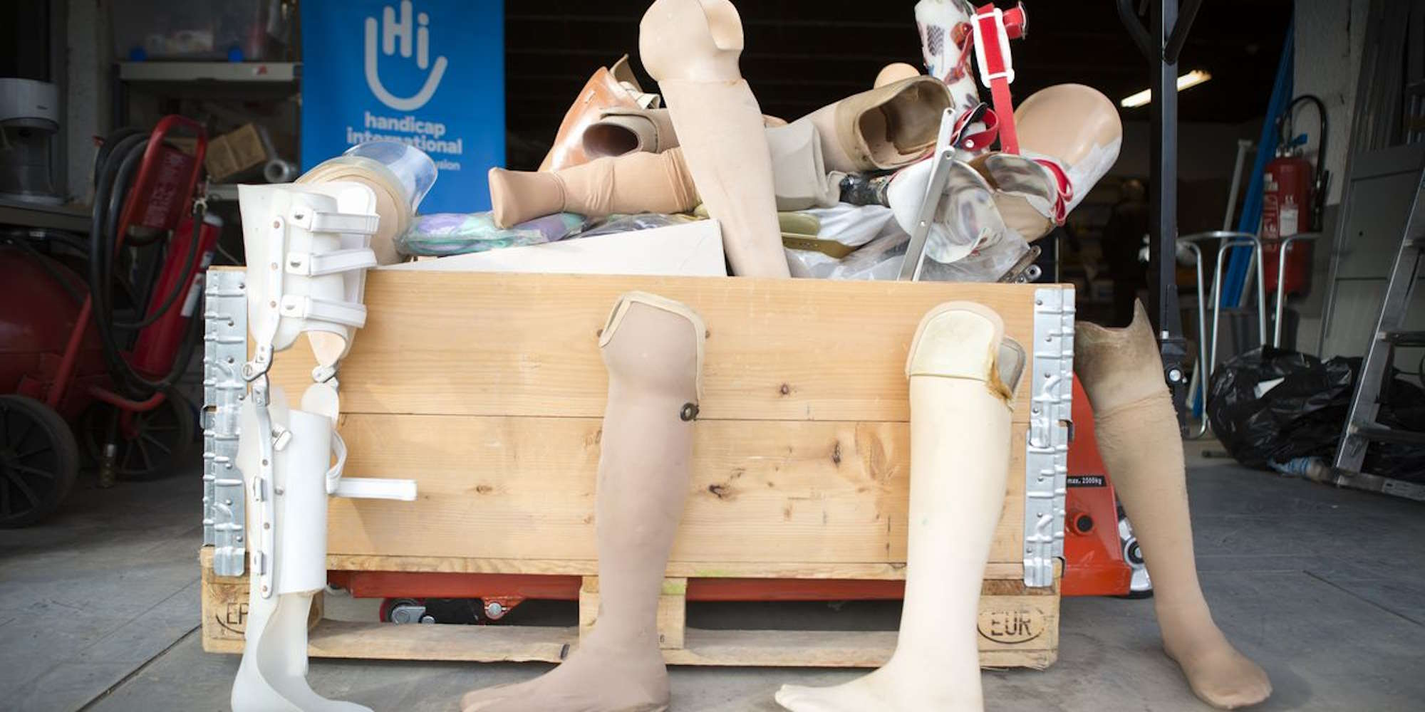 Eine Kiste enthält verschiedene Beinprothesen