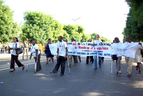 Menschen mit Behinderung auf der Straße in Senegal, die im Rahmen einer Kampagne gegen HIV/Aids protestieren.