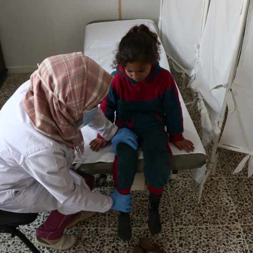 Junges Mädchen in Syrien wird behandelt.
