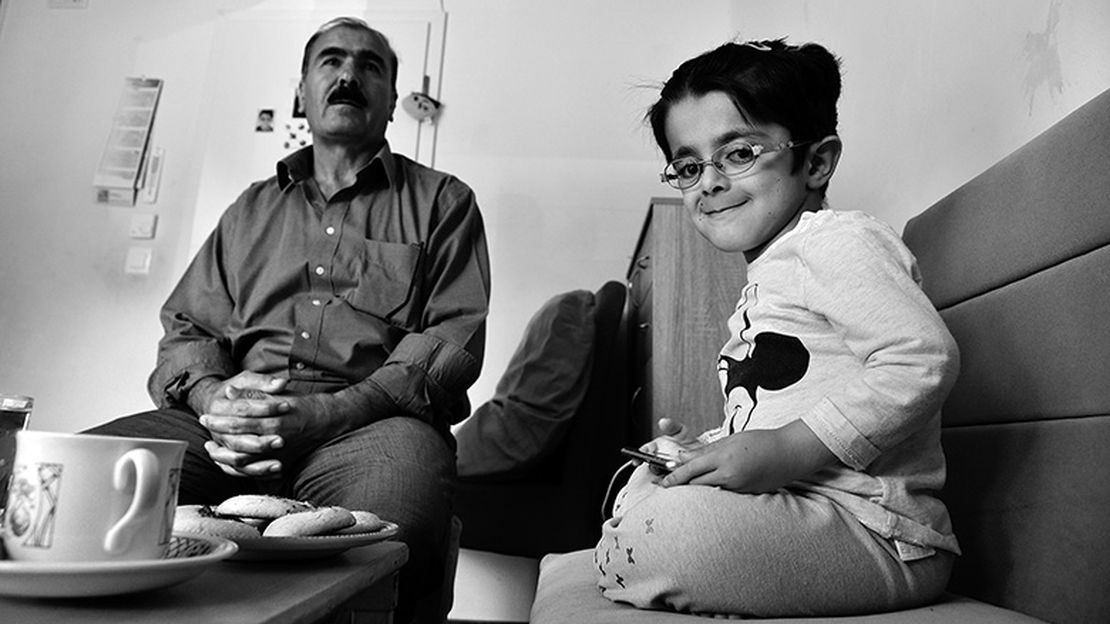 Die kleine Slava leidet an der Glasknochenkrankheit und ist aus Syrien mit ihrer Familie nach Deutschland geflohen.