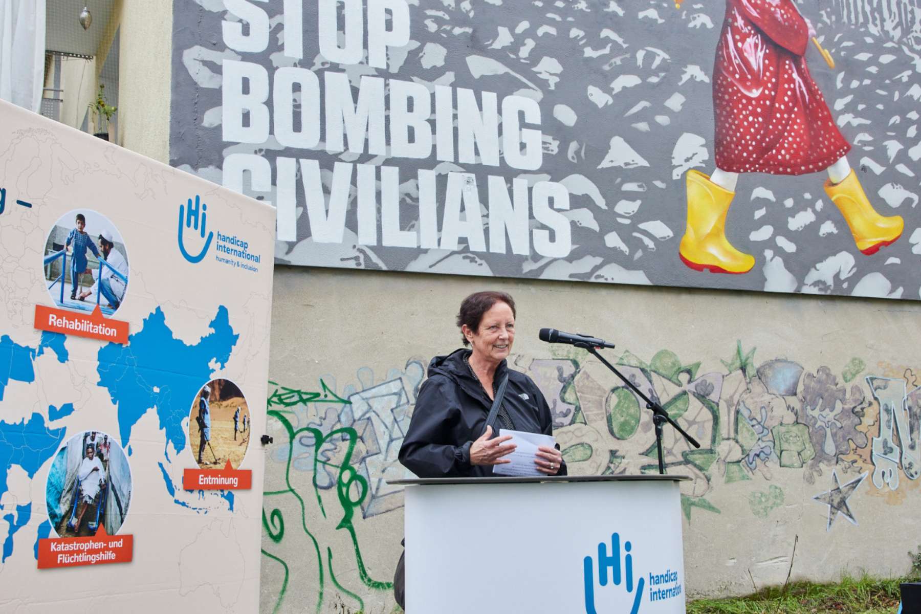 Bei der Eröffnung eines Graffitis im Rahmen der