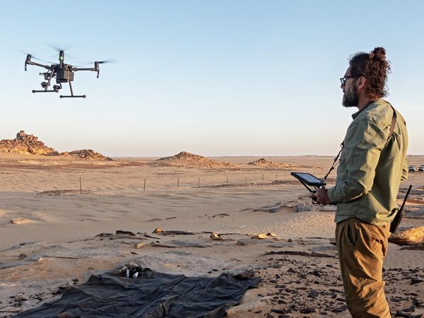 Ein Entminer steuert eine Entminungsdrone in der Wüste des Tschads.