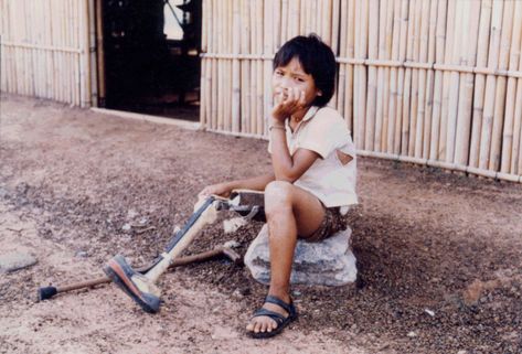 Gnep aus Kambodscha auf einem Stein mit ihrer Prothese