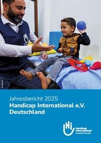 Cover Jahresbericht. Ein Physiotherapeut spielt Ball mit einem kleinen Jungen auf einem Bett