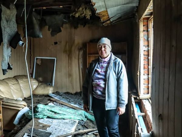 Inna aus der Ukraine in einem zerbombten Wohnraum