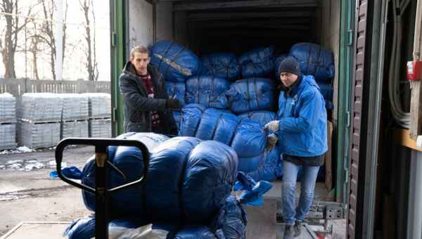 Helfer entladen einen LKW