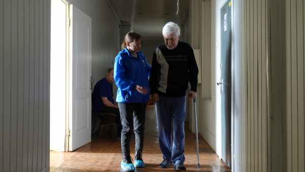 Älterer ukrainischer Mann erhält psychologische Betreuung.
