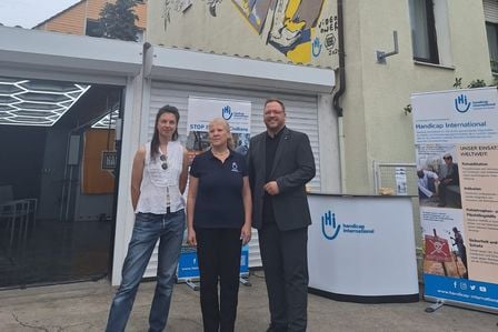 Eine Gruppe Menschen stehen vor dem Stuttgarter Graffiti.