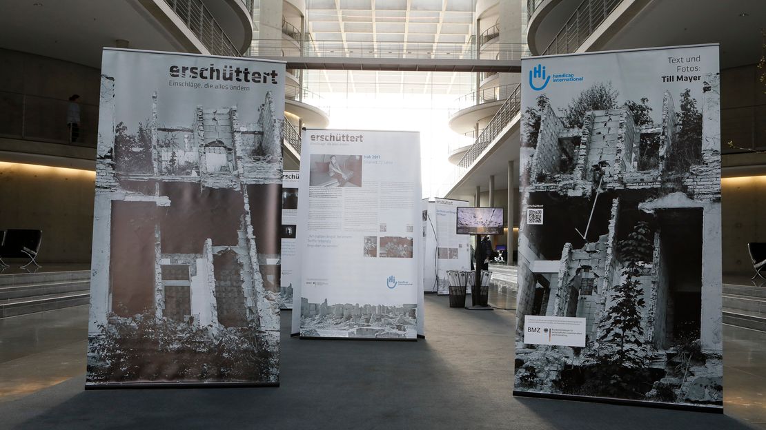 Ausstellungsbanner von 'erschüttert'