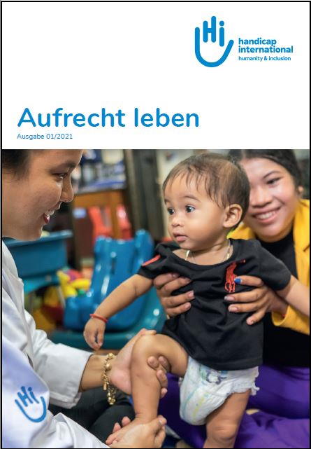 Das Titelbild der Spenderzeitschrift zeigt eine HI-Ärztin, die ein Baby untersucht.