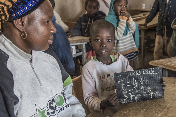 Dank seiner neuen Prothese und seiner Schulbegleiterin kann Samadou nun ganz normal zur Schule gehen. © Erwan Rogard/HI