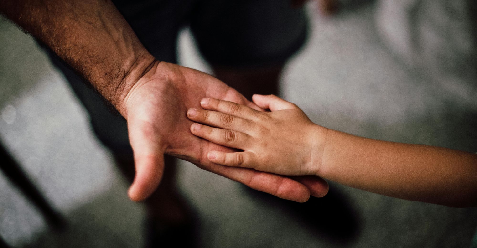 Kinderhand auf Erwachsenenhand