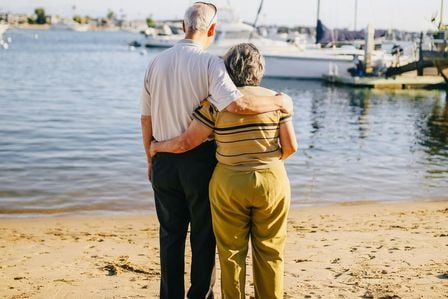 Älteres Paar am Hafen mit Rücken zur Kamera