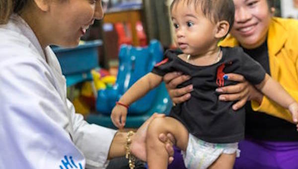 Eine Physiotherapeutin und ein Baby