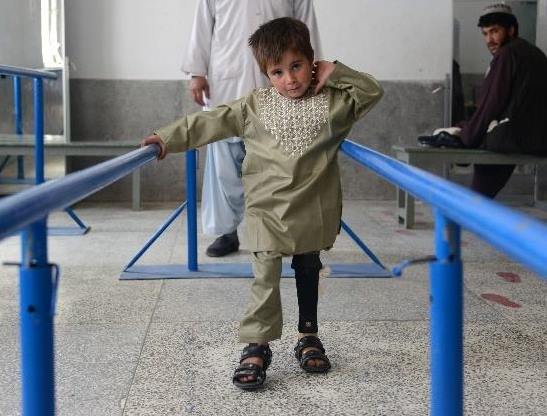 Sayed aus Afghanistan übt zwischen zwei Stangen das Laufen mit seiner Prothese