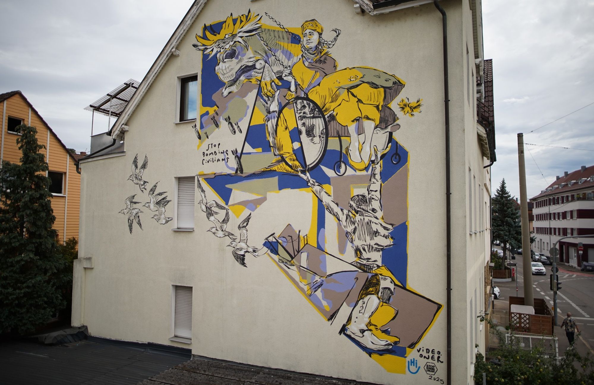 Das Graffiti ist angelehnt an Picassos Guernica und zeigt unter anderem ein Mädchen, das in einem Rollstuhl an Ketten schaukelt.