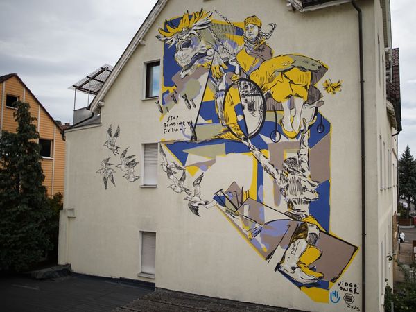 Großes Wandgemälde an einer Hauswand in Stuttgart-Obertürkheim