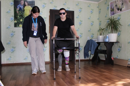 Frau inmitten eines zerstörten Zimmers