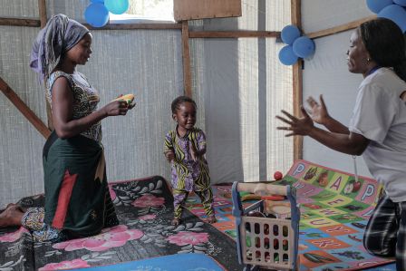 Dem 5-jährigen Anowar aus Myanmar fehlt ein Bein. Zwei HI-Therapeuthen helfen ihm bei der Therapie.