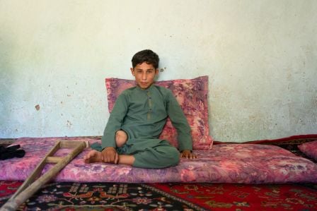 Entminerin von HI aus dem Senegal steht in Ausrüstung auf einem Feld.