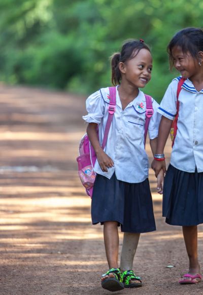 Channa, 7 Jahre aus Kambodscha, trägt eine Prothese und geht mit ihrer Freundin zur Schule
