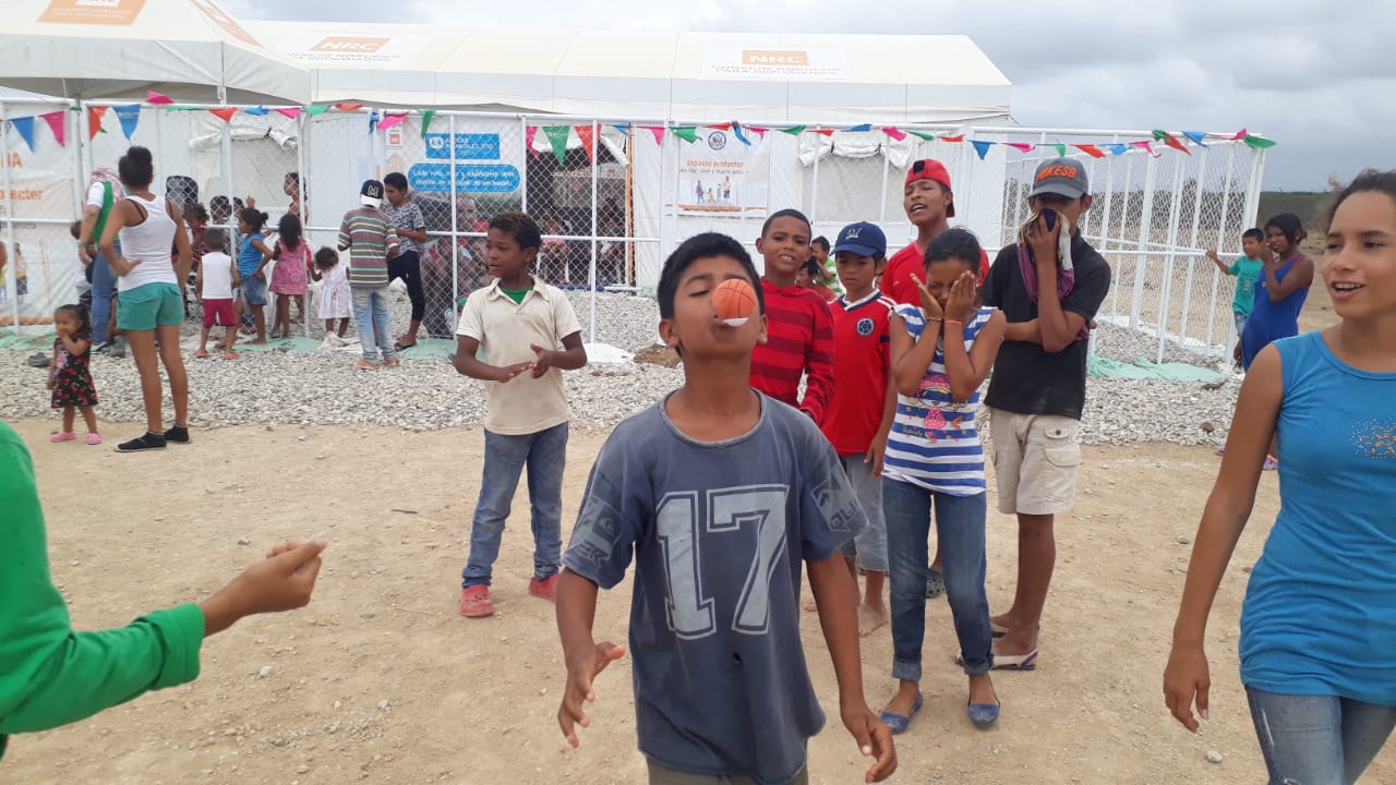 HI unterstützt spielerisch eine Gruppe venezolanischer Kinder in Kolumbien mit psychosozialer Hilfe.