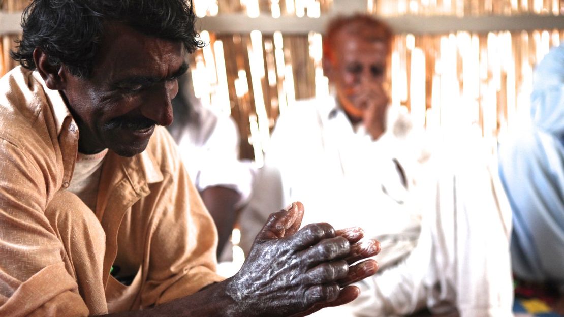 Archivbild Pakistan - Mann wäscht sich gründlich die Hände