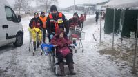 Die 87-jährige Galaina wird bei ihrer Flucht vor dem Konflikt in der Ukraine an der polnischen Grenze unterstützt